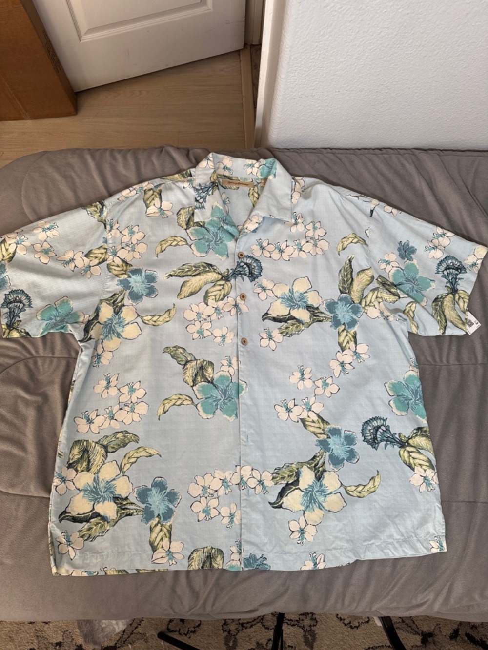 Tommy Bahama Light Blue silk Floral Short-Sleeve Button-Down Shirt xxl